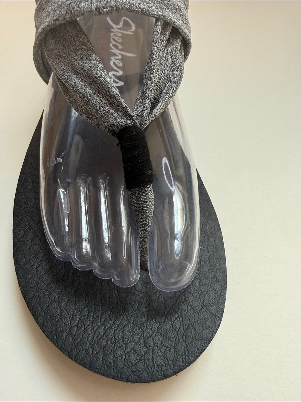 Skechers Yoga Foam Thong Sandal Gray Knit Strap Black Sole Womens Size 8 Comfort - Picture 3 of 7
